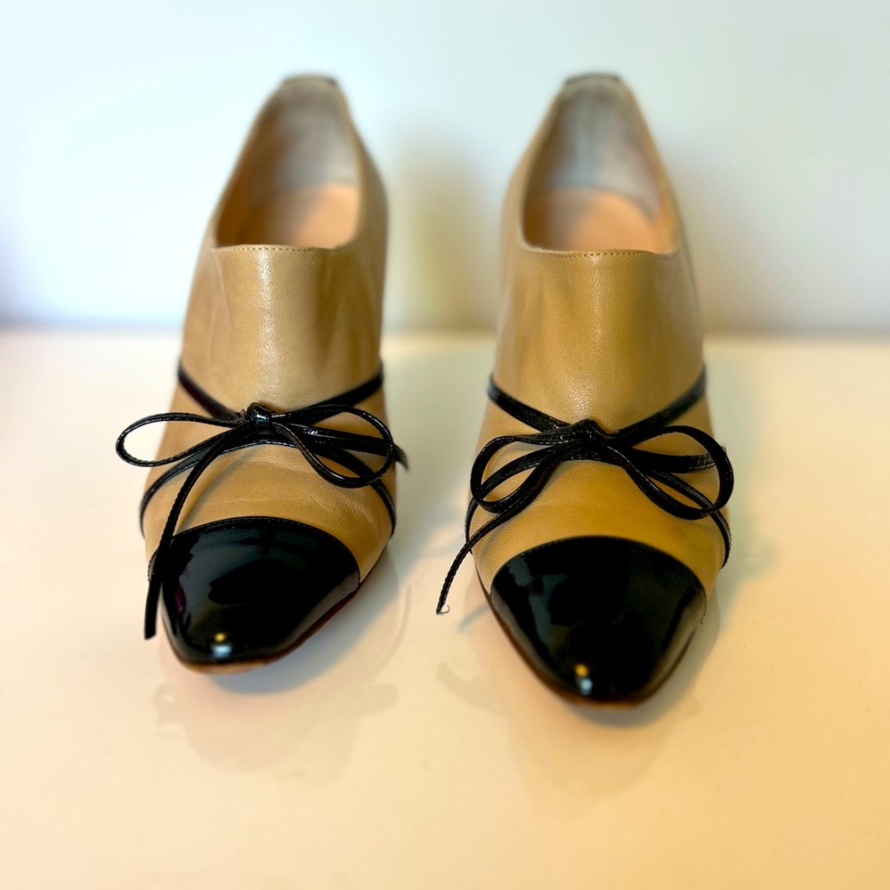 Manolo Blahnik - Beige & Black Patent Leather Pumps – Size 38.5 - Picture 1 of 9